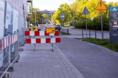 Poznan, Polonya - 25 Nisan 2025: Kentsel altyapı çalışmaları sırasında yürüme engelleri ve tabelaları.