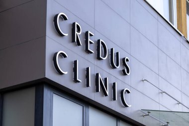 Poznan, Polonya - 25 Nisan 2025: Modern bina cephesindeki Credus Klinik tabelası temel sağlık hizmetleri sunan sağlık merkezinin yerini gösteriyor