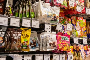 Poznan, Polonya - 25 Nisan 2025: Sniezka, Mieszko ve Storck 'un da aralarında bulunduğu çeşitli şeker markalarının satış mağazaları rafları