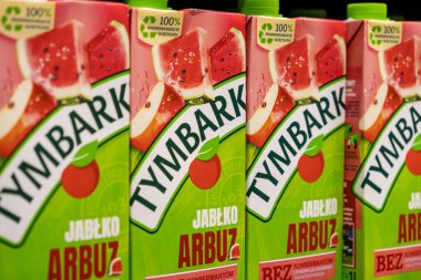 Poznan, Polonya - 25 Nisan 2025: Tymbark Elma Karpuz Suyu Karpuz Karpuzları Perakende satış mağazası rafı içecek bölümü satışta.