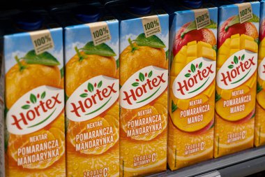 Poznan, Polonya - 25 Nisan 2025: Orange Mandarin ve Orange Mango aromalı Hortex nektar kutuları satışa sunuldu
