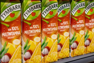 Poznan, Polonya - 25 Nisan 2025: Tymbark Multivitamin meyve suyu kutuları bir perakende markette vitamin içeriğini tanıtıyor