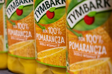 Poznan, Polonya - 25 Nisan 2025: Tymbark Portakal suyu kutuları Kaynak C vitamini perakende satış rafları sağlıklı içecekler