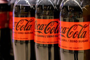 Poznan, Polonya - 25 Nisan 2025: Coca-Cola Sıfır Şeker şişeleri sıfır kalori şeker göstermeyen perakende satış mağazası rafları satılık içecek bölümü