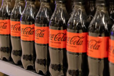 Poznan, Polonya - 25 Nisan 2025: Coca-Cola Zero Sugar şişeleri sıfır kalori şeker göstermeyen perakende satış içeceği bölümü