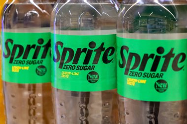 Poznan, Polonya - 25 Nisan 2025: Sprite Zero Sugar şişeleri limon tadı sıfır şeker tadı perakende satış içeceği rafları