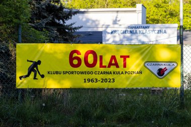 Poznan, Polonya - 25 Nisan 2025: Büyük sarı pankart, 1963 'ten 2023' e kadar Czarna Kula Poznan bowling kulübünün 60. yıldönümü kutlamaları için ilan verdi.