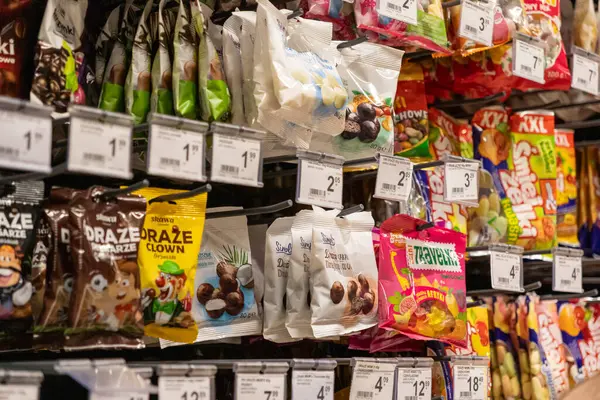 Poznan, Polonya - 25 Nisan 2025: Sniezka, Mieszko ve Storck 'un da aralarında bulunduğu çeşitli şeker markalarının satış mağazaları rafları
