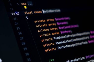 Nesne yönelimli arka uç programlamasında ve modüler kod yapısında veri kapsüllemesi için birden fazla özel dizilime sahip PHP sınıfı tanımının koyu ekran görüntüsü