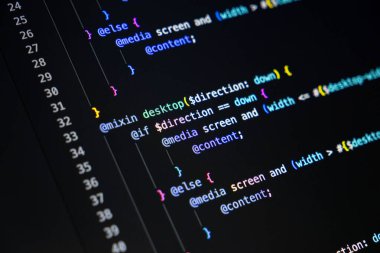 İçeriği ekran genişliğine göre ayarlayan, modern web geliştirme uygulamalarını gösteren medya sorgularının yanı sıra, mikslerle ve mantıksal yapılarla görüntüleme kodunu görüntüle