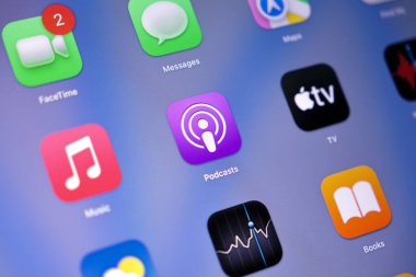 Poznan, Polonya - 15 Mayıs 2025: Apple Podcast uygulama simgesi dijital ses eğlence ve içeriğe erişim sağlayan bir tablet ekranda gösteriliyor