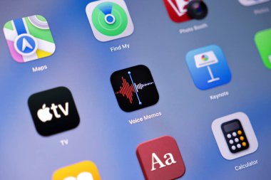 Poznan, Polonya - 15 Mayıs 2025: Apple Voice Memos uygulama simgesi dijital ses kaydına erişim ve not alma sağlayan bir tablet ekranda gösteriliyor