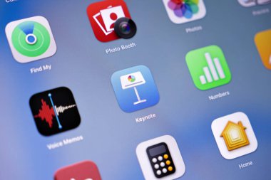 Poznan, Polonya - 15 Mayıs 2025: Apple Keynote uygulama simgesi dijital sunum yazılımına ve oluşturulmasına erişim sağlayan bir tablet ekranda gösterilir