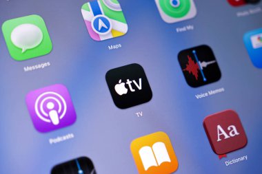 Poznan, Polonya - 15 Mayıs 2025: Apple TV uygulama simgesi dijital video eğlence ve içeriğe erişim sağlayan bir tablet ekranda gösteriliyor