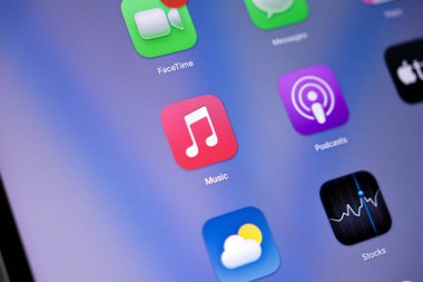 Poznan, Polonya - 15 Mayıs 2025: Apple Music uygulama simgesi dijital müzik eğlence ve içeriğe erişim sağlayan bir tablet ekranda gösteriliyor