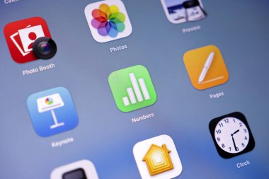 Poznan, Polonya - 15 Mayıs 2025: Apple Numbers uygulama simgesi dijital hesap tablosu ve veri analizine erişim sağlayan tablet ekranda gösteriliyor