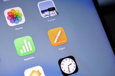 Poznan, Polonya - 15 Mayıs 2025: Apple Pages uygulama simgesi dijital kelime işleme yazılımına ve belge oluşturma işlemine erişim sağlayan bir tablet ekranda gösteriliyor
