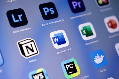 Poznan, Polonya - 15 Mayıs 2025: Microsoft Word uygulama simgesi dijital kelime işleme yazılımı ve belge oluşturma sağlayan bir tablet ekranda gösteriliyor