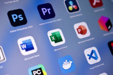 Poznan, Polonya - 15 Mayıs 2025: Microsoft Excel uygulama simgesi dijital tablet ekran yazılımına ve veri analizine erişim sağlayan bir tablet ekranda gösterilir