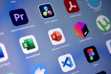 Poznan, Polonya - 15 Mayıs 2025: Microsoft PowerPoint uygulama simgesi dijital aygıt ekranının merkezinde belirgin bir şekilde gösterildi