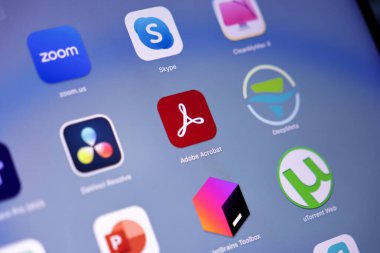 Poznan, Polonya - 15 Mayıs 2025: Kırmızı arkaplan ve beyaz biçimlendirilmiş Adobe Acrobat uygulama simgesi PDF belgelerinin görüntülenmesi, düzenlenmesi ve imzalanması için bir sembol
