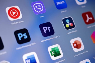 Poznan, Polonya - 15 Mayıs 2025: Adobe Premiere Pro 2025 uygulama simgesi koyu mor arkaplan ve profesyonel video düzenleme ve zaman çizelgesi tabanlı medya üretimi için Pr harfleri ile ekranda ortalanmış