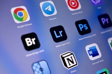 Poznan, Polonya - 15 Mayıs 2025: Adobe Lightroom uygulaması simgesi koyu arkaplan ve LR baş harfleriyle profesyonel fotoğraf düzenleme, renk düzeltme ve görsel içerik yönetimi merkezli