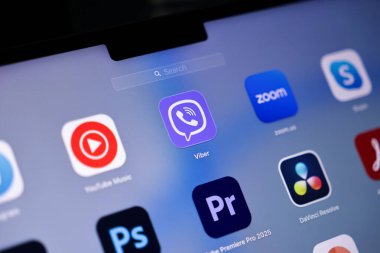 Poznan, Polonya - 15 Mayıs 2025: Viber simgesi ekran merkezinde gösterilen mor arkaplan üzerinde konuşma balonunda beyaz bir telefon grafiği, özel sohbetler, VoIP aramaları ve şifreli mesajlaşma için tasarlandı