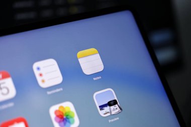 Poznan, Polonya - 15 Mayıs 2025: Apple Notları simgesi ekranda gösterilen, senkronize Apple cihazları arasında kişisel notlar oluşturmak, düzenlemek ve kaydetmek için kullanılan beyaz kağıt ve sarı başlık