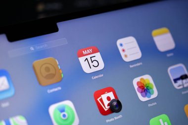 Poznan, Polonya - 15 Mayıs 2025: Apple Takvim simgesi, görev planlama, izleme tarihleri ve kişisel programların düzenlenmesinde kullanılan, ekran merkezine yerleştirilen koyu siyah sayı ve kırmızı ay etiketini gösterir