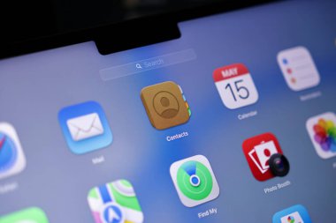 Poznan, Polonya - 15 Mayıs 2025: Ekran merkezinde gösterilen ve kişisel bilgileri depolamak, insanları düzenlemek ve iletişim verilerini senkronize etmek için kullanılan kahverengi bir avatar sembolü içeren kontak simgesi