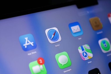 Poznan, Polonya - 15 Mayıs 2025: Safari simgesi mavi zemin üzerinde kırmızı ve beyaz iğne bulunan ayrıntılı pusulayı gösteriyor, ekran merkezinde konumlandırılmış, hızlı ve güvenli internet taraması için kullanılıyor