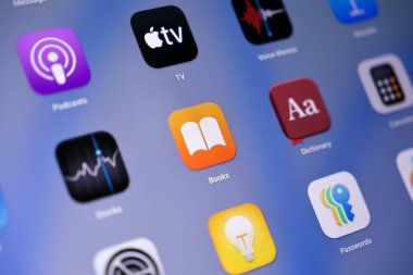 Poznan, Polonya - 15 Mayıs 2025: Bir tablet ekrandaki Apple Books simgesi, mobil arayüzü üzerinden okuma, düzenleme ve dijital yayınlara erişim için