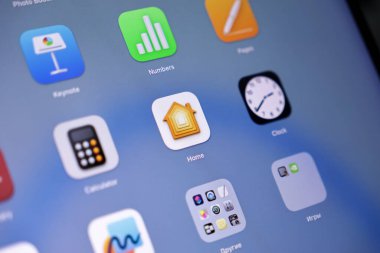 Poznan, Polonya - 15 Mayıs 2025: Cihaz arayüzünde gösterilen merkezi uygulamanın ayrıntılı görünümü, akıllı ev ortamlarını yönetme amacını gözler önüne seriyor