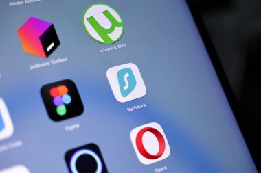 Poznan, Polonya - 15 Mayıs 2025: Çevrimiçi mahremiyet için işlevini vurgulayarak, Surfshark uygulamasının dijital tablet ekranda belirgin bir şekilde görüntülenmesi