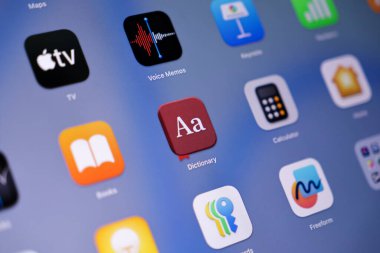 Poznan, Polonya - 15 Mayıs 2025: Bir Apple iPad arayüzü üzerindeki merkezi sözlük uygulamasının ayrıntılı görünümü, hızlı sözcük tanımları ve dil bilgisi için birincil amacını gözler önüne seriyor