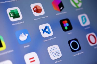 Poznan, Polonya - 15 Mayıs 2025: Cihazda görüntülenen merkezi Visual Studio Code uygulamasının detaylı görünümü, programlama, hata ayıklama ve web geliştirme özellikleri