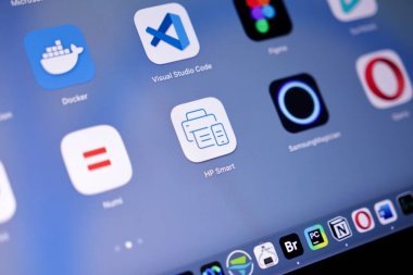 Poznan, Polonya - 15 Mayıs 2025: Cihazda gösterilen merkezi HP Smart uygulamasının ayrıntılı görünümü, yazdırma, tarama ve mürekkep seviyesi izleme araçları