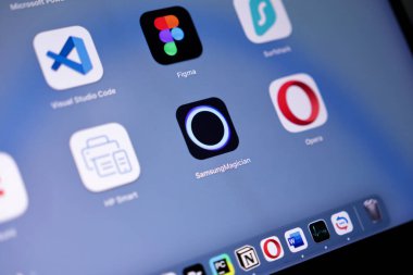 Poznan, Polonya - 15 Mayıs 2025: Cihazda gösterilen merkezi Samsung Sihirbaz uygulamasının ayrıntılı görünümü, SSD performans optimizasyonu ve veri güvenliği için özellikler sunuyor