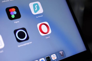 Poznan, Polonya - 15 Mayıs 2025: Tablet arayüzünde Opera tarayıcı uygulama simgesi, sezgisel web taraması ve çeşitli dijital bilgi ve hizmetlerin keşfi