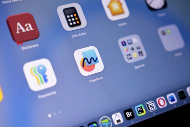 Poznan, Polonya - 15 Mayıs 2025: Modern dijital verimliliği ve yaratıcı araçları sembolize eden çeşitli uygulamalar arasında dijital tablet ekranda belirgin bir uygulama simgesi