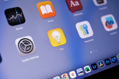 Poznan, Polonya - 15 Mayıs 2025: Bir tablet arayüzündeki ipucu uygulaması simgesi, kullanıcı deneyimini optimize etmek için yararlı tavsiyeler, yeni özellikler ve pratik içgörüler sunuyor