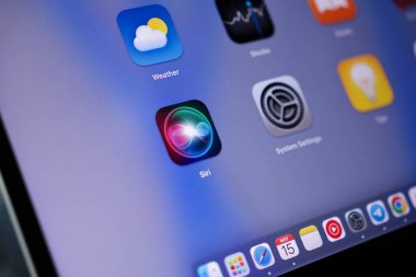 Poznan, Polonya - 15 Mayıs 2025: Apple MacOS arayüzündeki Siri uygulama simgesi, gelişmiş sesli dijital kolaylık ve akıllı kişisel yardım, kullanıcı etkileşimini geliştirme