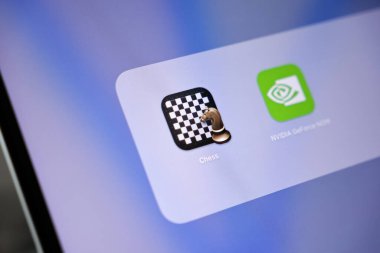 Poznan, Polonya - 15 Mayıs 2025: Apple MacOS arayüzü üzerinde satranç uygulaması simgesi, stratejik düşünme, entelektüel meydan okuma ve klasik bir dijital oyun deneyimi