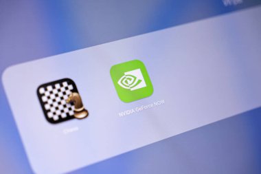 Poznan, Polonya - 15 Mayıs 2025: NVIDIA GeForce Now uygulama simgesi Apple MacOS arayüzünde, anlık oyun erişimini ve sağlam bulut akış kapasitesini gösteren