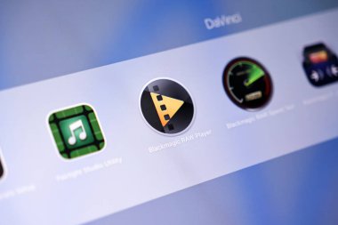Poznan, Polonya - 15 Mayıs 2025: Apple MacOS arayüzündeki Blackmagic RAW Player uygulama simgesi, profesyonel RAW medya görüntülemesi ve prodüksiyon sonrası iş akışı