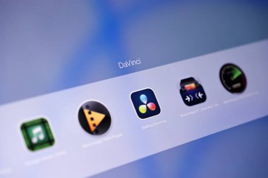 Poznan, Polonya - 15 Mayıs 2025: Apple MacOS arayüzü üzerindeki DaVinci dizini, medya post-prodüksiyon araçları için özel bir koleksiyon sergilemektedir