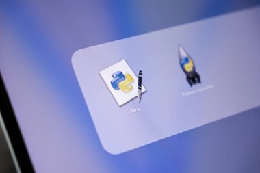 Poznan, Polonya - 15 Mayıs 2025: Apple MacOS arayüzü üzerindeki IDLE Python çevre uygulama simgesi, betik yazma, acemi dostu kodlama ve yazılım eğitimi
