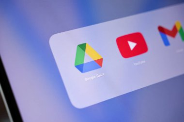 Poznan, Polonya - 15 Mayıs 2025: Google Drive uygulama simgesi, bulut depolama ve dosya eşzamanlamasını temsil eden bir Apple macOS ekranında merkezi olarak görüntülendi