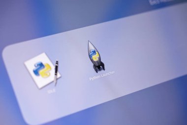 Poznan, Polonya - 15 Mayıs 2025: Apple MacOS arayüzünde Python Çalıştırıcı uygulaması simgesi, programcılar için doğrudan betik çalıştırmayı ve hızlı geliştirmeyi gösteren